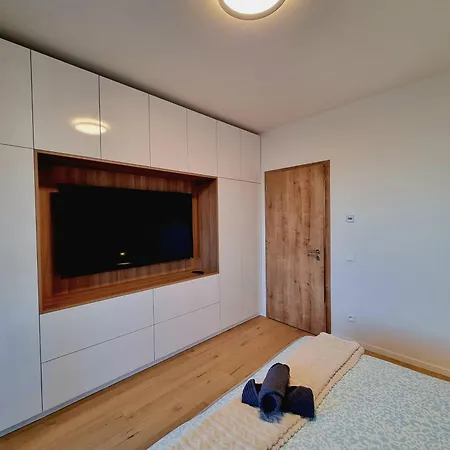 Apartment Brand New Luxury Flat, Big Balcony, Free Parking