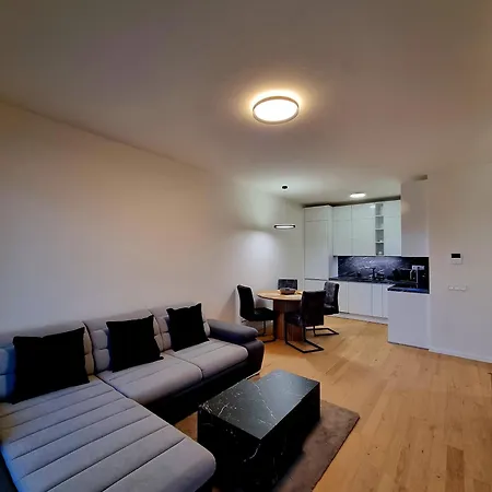 Apartment Brand New Luxury Flat, Big Balcony, Free Parking *