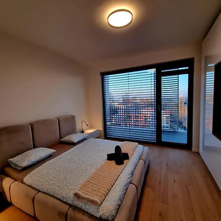 Brand New Luxury Flat, Big Balcony, Free Parking Apartment Pressburg